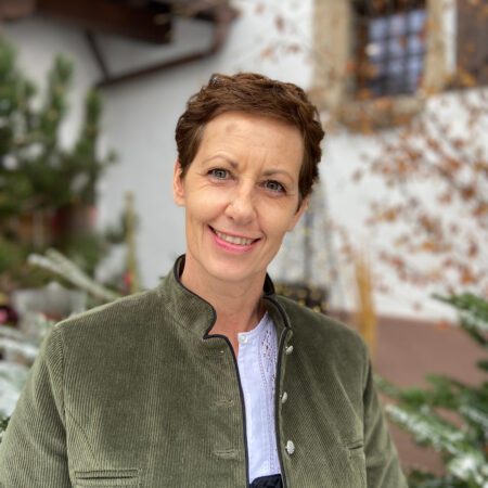 La guida escursionistica Monika del Wanderhotel Böglerhof conosce le migliori escursioni per famiglie nella Alpbachtal.© Böglerhof pure nature spa resort