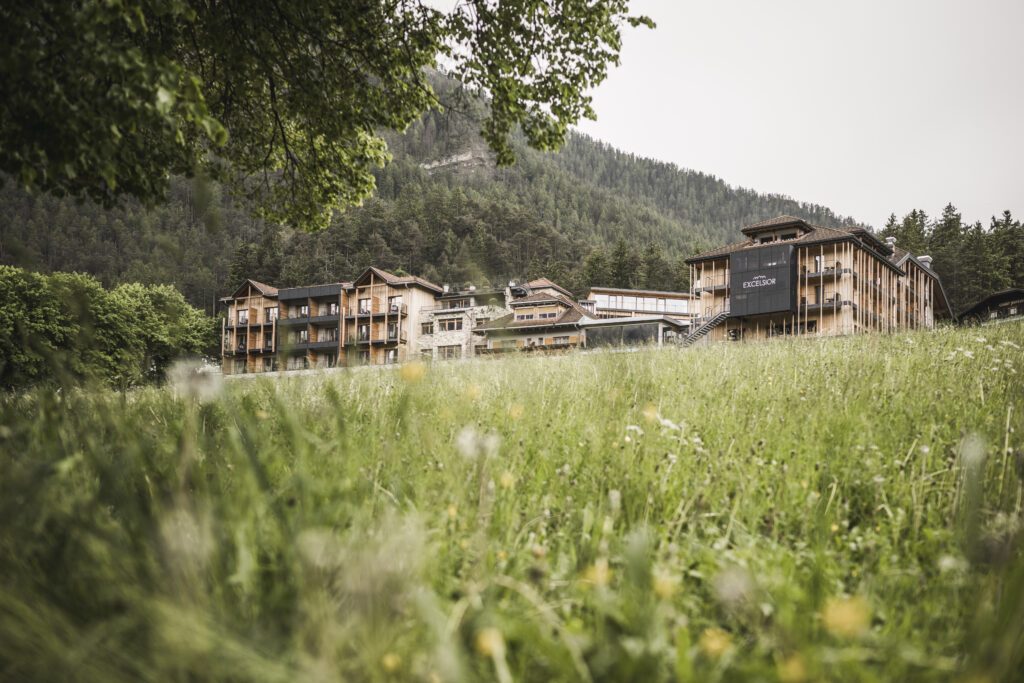 L'Hotel Excelsior in mezzo a un mare di fiori