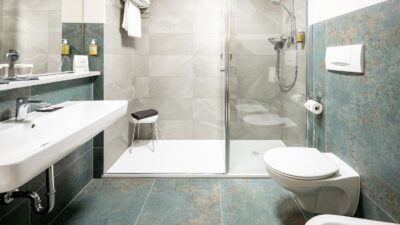 Luminoso ed elegante: questo è il look dei bagni dell'hotel per escursionisti Active Hotel Diana.© Helmuth Rier