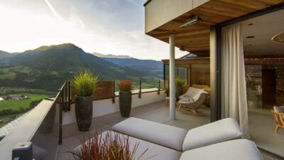Dalla terrazza solarium dell'Aktivhotel Alpendorf la vista sulle montagne circostanti di Salisburgo è magnifica.© Oczlon
