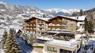 L'hotel escursionistico Aktivhotel Alpendorf offre tutto il necessario per una vacanza benessere in inverno con escursioni con le racchette da neve.© Aktivhotel Alpendorf