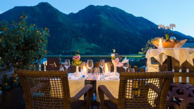 Cena romantica con vista sulle montagne: ecco cosa vi aspetta all'Aktivhotel Alpendorf.© Oczlon