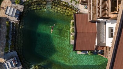 L’hotel escursionistico Wöscherhof non lascia nulla a desiderare per una vacanza benessere in Tirolo: ecco il lago balneabile.© Der Wöscherhof