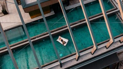 Il #bestskypoolever² vi invita a sognare. Grande panorama montano incluso.