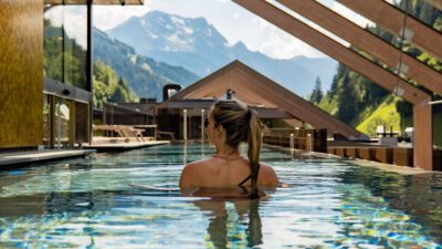 Il #bestskypoolever² offre un grande panorama nella ZillergrundRock.