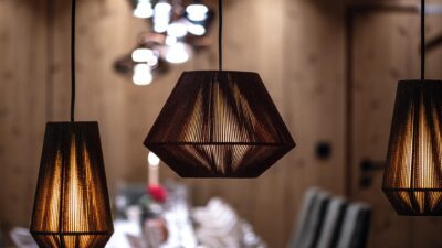 Il Wöscherhof di Uderns, nella Zillertal, è arredato con molto gusto. Lo dimostrano, ad esempio, le eleganti lampade.© Wöscherhof