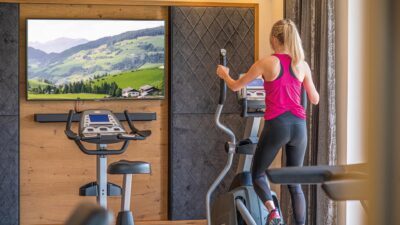 Un sufficiente esercizio fisico è una priorità assoluta all'Hotel Wöscherhof. La sala fitness vi invita ad allenarvi.© Rotwild