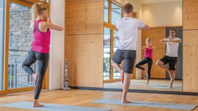 Gli esercizi di yoga rilassanti contribuiscono al benessere mentale e fisico. Lo sa bene anche l'Hotel Wöscherhof di Uderns, nella Zillertal.© Rotwild