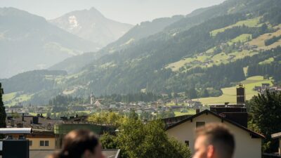 La piscina a sfioro nell’hotel benessere della Zillertal, l’hotel escursionistico Wöscherhof, con vista sulle montagne.© Der Wöscherhof