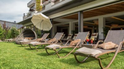 Il prato dell'Aktivhotel Alpendorf invita a prendere il sole.© Oczlon