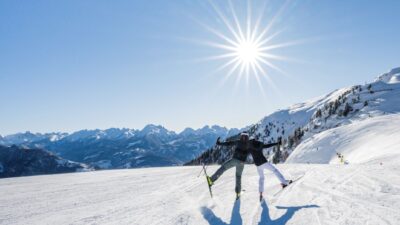 Divertimento sulle piste del Latemar in Alto Adige sotto un cielo azzurro.© Harald Wisthaler