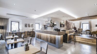 La sala da pranzo dell'hotel per escursionisti Wieser in Alto Adige vi invita a banchettare.© Hotel Wieser