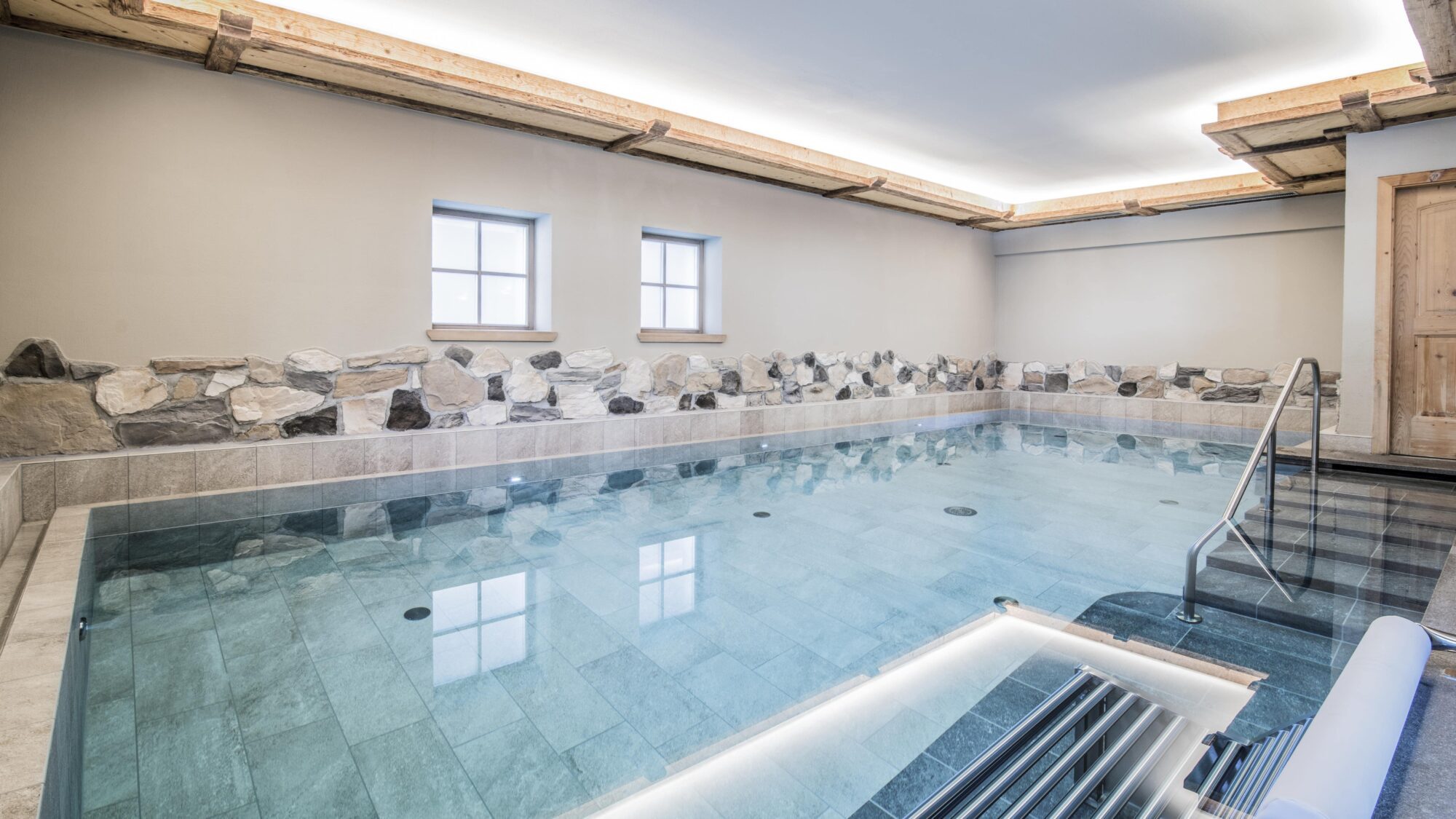 Dimenticate le preoccupazioni quotidiane nella piscina coperta del Wanderhotel Wieser.© Hotel Wieser