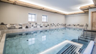 Dimenticate le preoccupazioni quotidiane nella piscina coperta del Wanderhotel Wieser.© Hotel Wieser
