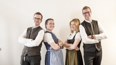 La famiglia Wieser è il centro accogliente dell'hotel escursionistico Wieser in Alto Adige.© Johannes Wieser