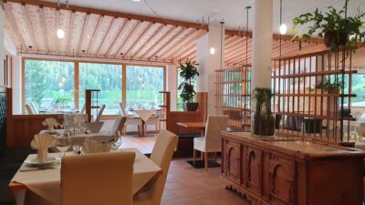Nella luminosa sala da pranzo dell'hotel escursionistico Unterpichl vengono serviti piatti tradizionali altoatesini.© Natur pur Hotel Unterpichl