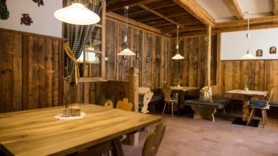 Tradizione e modernità: l'accogliente sala da pranzo del Wanderhotel Unterpichl garantisce un'ottima atmosfera per la cena.© Natur pur Hotel Unterpichl