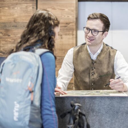 Johannes Wieser, del Wanderhotel Wieser vicino a Vipiteno, sa come muoversi in montagna.© Fabian Schaiter