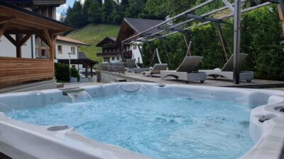 Una vasca idromassaggio per 2 persone - resa possibile dall'albergo escursionistico Unterpichl in Alto Adige.© Natur pur Hotel Unterpichl