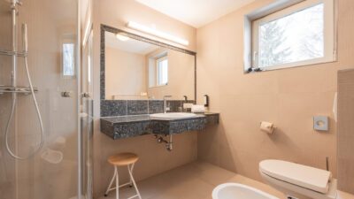 Bagno luminoso per la routine mattutina: per iniziare la giornata fresco prima delle escursioni a Seefeld.© David Johansson