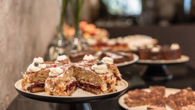 Ampio buffet di dolci: dopo l’escursione a Seefeld, ti aspetta una pausa ristoratrice al Wanderhotel Leutascherhof.© David Johansson
