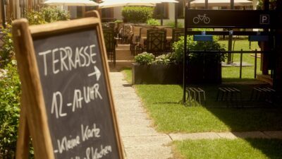 Dopo un giro in bici in Tirolo, goditi la terrazza del Wanderhotel Sonnalp.© Hotel Sonnalp