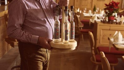 Delizioso schnaps austriaco viene servito dopo le escursioni a Kitzbühel e Kirchberg.© Hotel Sonnalp