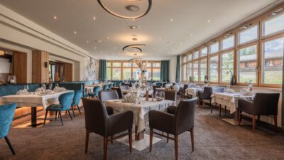 ChatGPT: La cucina tirolese viene servita nella sala da pranzo elegante del Biohotel Leutascherhof, un hotel a Seefeld.© David Johansson