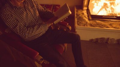 Un buon libro davanti al camino: l’inverno durante una vacanza escursionistica in Austria all’Hotel Sonnalp è davvero speciale.© Hotel Sonnalp