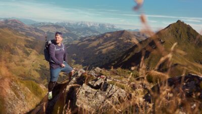 Il concierge delle escursioni Stefan mostra i sentieri più belli di Kirchberg in Tirolo.© Hotel Sonnalp