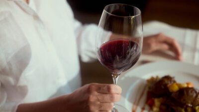 Il Wanderhotel Sonnalp, il tuo hotel in Tirolo, serve eccellenti vini austriaci.© Hotel Sonnalp