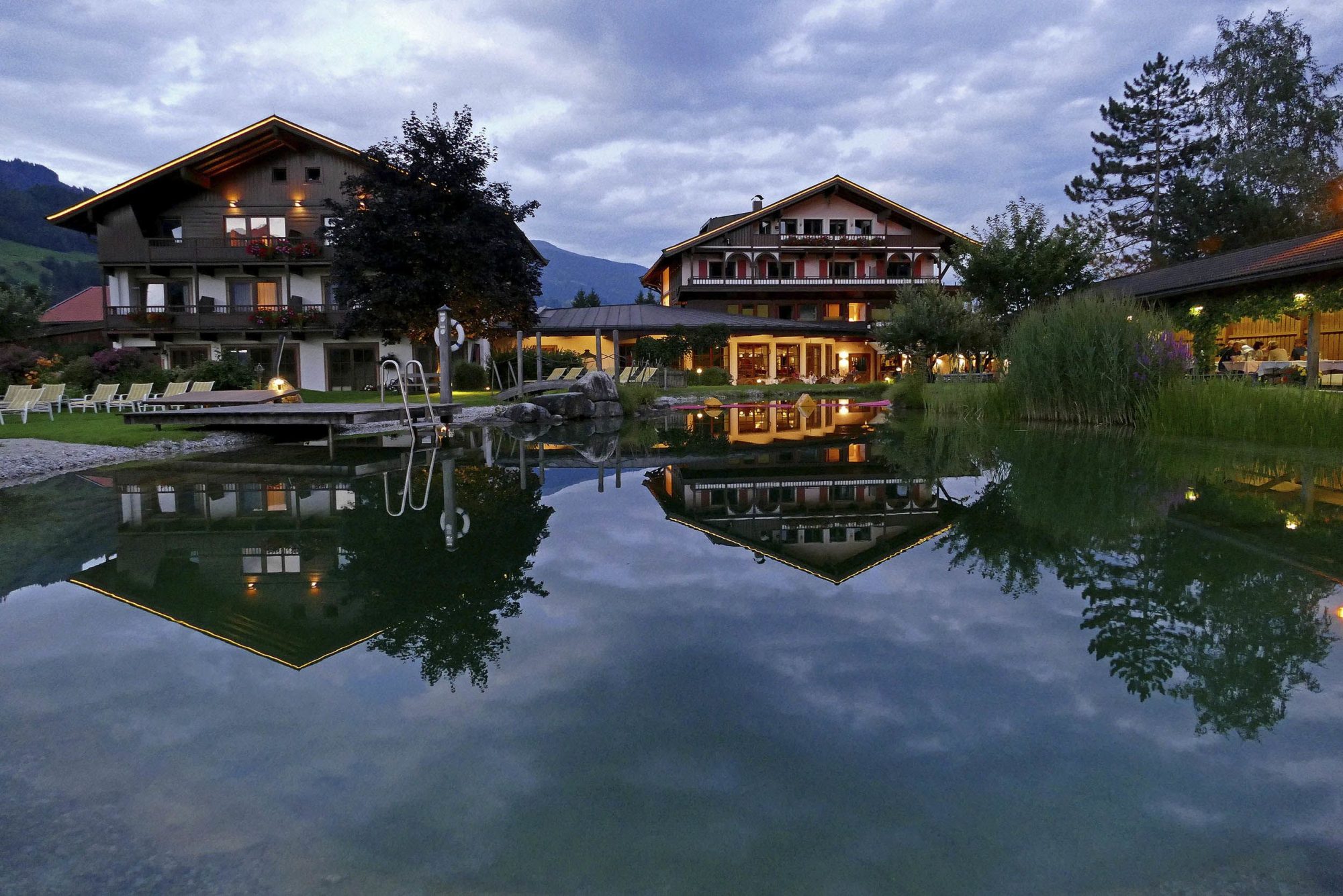 Balance zwischen Baumhaus und Badeteich