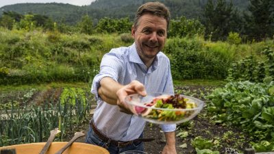 Gerd serviert seinen Salat aus dem eigenen GartenTauber’s Bio- Wander-Vitalhotel, Pustertalerstr. I-39030 Kiens / St. Sigmund Gerd serviert seinen Salat aus dem eigenen GartenTauber’s Bio- Wander-Vitalhotel, Pustertalerstr. I-39030 Kiens / St. Sigmund