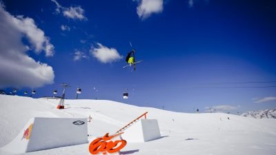 Snowboarder zeigen ihre Stunts im Snowpark Snowboarder zeigen ihre Stunts im Snowpark