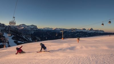 Skifahren im Sonnenuntergang Skifahren im Sonnenuntergang
