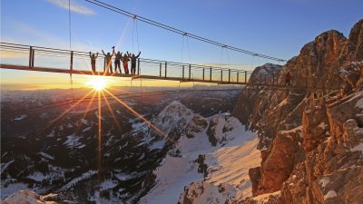 Die Hängebrücke am Dachstein (c) Planai Hochwurzen/Herbert RaffaltDie Hängebrücke am Dachstein (c) Planai Hochwurzen/Herbert Raffalt Die Hängebrücke am Dachstein (c) Planai Hochwurzen/Herbert RaffaltDie Hängebrücke am Dachstein (c) Planai Hochwurzen/Herbert Raffalt