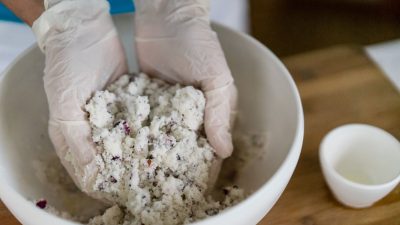 Die Badepralinen bestehen aus verschiedenen Zutaten. Diese werden gut vermengt und...Herstellung von Badepralinen im Natur- und Wellnesshotel Höflehner Steiermark, Österreich; Die Badepralinen bestehen aus verschiedenen Zutaten. Diese werden gut vermengt und...Herstellung von Badepralinen im Natur- und Wellnesshotel Höflehner Steiermark, Österreich;