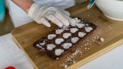 ...die Mixtur schließlich in Förmchen gegeben, dann für ein paar Stunden in den Kühlschrank gestellt.Herstellung von Badepralinen im Natur- und Wellnesshotel Höflehner Steiermark, Österreich; ...die Mixtur schließlich in Förmchen gegeben, dann für ein paar Stunden in den Kühlschrank gestellt.Herstellung von Badepralinen im Natur- und Wellnesshotel Höflehner Steiermark, Österreich;