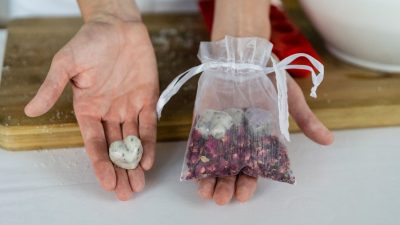 Und so sehen die fertigen Badepralinen aus.Herstellung von Badepralinen im Natur- und Wellnesshotel Höflehner Steiermark, Österreich; Und so sehen die fertigen Badepralinen aus.Herstellung von Badepralinen im Natur- und Wellnesshotel Höflehner Steiermark, Österreich;