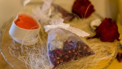 Die Badepralinen werden auch im Shop des Natur- und Wellnesshotels angeboten – und können so auch das Bad in der eigenen Wanne versüßen.Herstellung von Badepralinen im Natur- und Wellnesshotel Höflehner Steiermark, Österreich; Die Badepralinen werden auch im Shop des Natur- und Wellnesshotels angeboten – und können so auch das Bad in der eigenen Wanne versüßen.Herstellung von Badepralinen im Natur- und Wellnesshotel Höflehner Steiermark, Österreich;