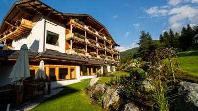Von allen Zimmern ein phantastischer Blick auf Berge und GipfelNatur- und Wellnesshotel Höflehner Steiermark, Österreich;