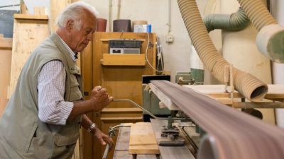 Seniorchef Werner bei der Fertigung von Holzherzen als Gästegeschenke in seiner Werkstatt.Seniorchef Werner bei der Fertigung von Holzherzen als Gästegeschenke in seiner Werkstatt. Wanderhotel Schafhuber in Maria Alm - Hinterthal, Österreich Seniorchef Werner bei der Fertigung von Holzherzen als Gästegeschenke in seiner Werkstatt.Seniorchef Werner bei der Fertigung von Holzherzen als Gästegeschenke in seiner Werkstatt. Wanderhotel Schafhuber in Maria Alm - Hinterthal, Österreich