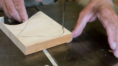 Seniorchef Werner bei der Fertigung von Holzherzen als Gästegeschenke in seiner Werkstatt.Seniorchef Werner bei der Fertigung von Holzherzen als Gästegeschenke in seiner Werkstatt. Wanderhotel Schafhuber in Maria Alm - Hinterthal, Österreich Seniorchef Werner bei der Fertigung von Holzherzen als Gästegeschenke in seiner Werkstatt.Seniorchef Werner bei der Fertigung von Holzherzen als Gästegeschenke in seiner Werkstatt. Wanderhotel Schafhuber in Maria Alm - Hinterthal, Österreich