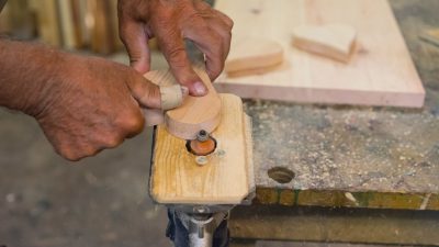 Seniorchef Werner bei der Fertigung von Holzherzen als Gästegeschenke in seiner Werkstatt.Seniorchef Werner bei der Fertigung von Holzherzen als Gästegeschenke in seiner Werkstatt. Wanderhotel Schafhuber in Maria Alm - Hinterthal, Österreich Seniorchef Werner bei der Fertigung von Holzherzen als Gästegeschenke in seiner Werkstatt.Seniorchef Werner bei der Fertigung von Holzherzen als Gästegeschenke in seiner Werkstatt. Wanderhotel Schafhuber in Maria Alm - Hinterthal, Österreich