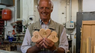 Seniorchef Werner bei der Fertigung von Holzherzen als Gästegeschenke in seiner Werkstatt.Seniorchef Werner bei der Fertigung von Holzherzen als Gästegeschenke in seiner Werkstatt. Wanderhotel Schafhuber in Maria Alm - Hinterthal, Österreich Seniorchef Werner bei der Fertigung von Holzherzen als Gästegeschenke in seiner Werkstatt.Seniorchef Werner bei der Fertigung von Holzherzen als Gästegeschenke in seiner Werkstatt. Wanderhotel Schafhuber in Maria Alm - Hinterthal, Österreich