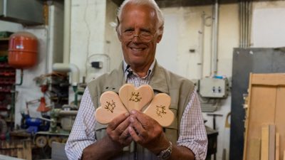 Seniorchef Werner bei der Fertigung von Holzherzen als Gästegeschenke in seiner Werkstatt.Seniorchef Werner bei der Fertigung von Holzherzen als Gästegeschenke in seiner Werkstatt. Wanderhotel Schafhuber in Maria Alm - Hinterthal, Österreich Seniorchef Werner bei der Fertigung von Holzherzen als Gästegeschenke in seiner Werkstatt.Seniorchef Werner bei der Fertigung von Holzherzen als Gästegeschenke in seiner Werkstatt. Wanderhotel Schafhuber in Maria Alm - Hinterthal, Österreich