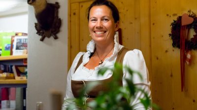 Susi SchafhuberKräuterworkshop mit Susi: Herstellung von Anika Salbe im Wanderhotel Schafhuber in Maria Alm - Hinterthal, Österreich