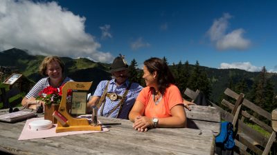 Kräuterwanderung mit Susi vom Wanderhotel SchafhuberKräuterwanderung mit Susi vom Wanderhotel Schafhuber in Maria Alm - Hinterthal, Österreich Kräuterwanderung mit Susi vom Wanderhotel SchafhuberKräuterwanderung mit Susi vom Wanderhotel Schafhuber in Maria Alm - Hinterthal, Österreich