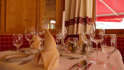 Gastronomie im Hotel JägeralpeWanderhotel Jägeralpe: Tisch in der Gaststube Gastronomie im Hotel JägeralpeWanderhotel Jägeralpe: Tisch in der Gaststube