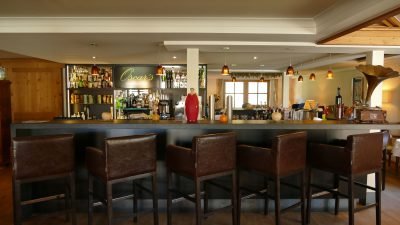 Gediegene Lounge-Atmosphäre in der Cocktailbar Oscar´sWanderhotel Jägeralpe: Oscar's, die Bar im Hotel